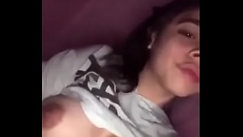 Худенькая азиатка в серых трусах облизывает хуй товарища на кровати